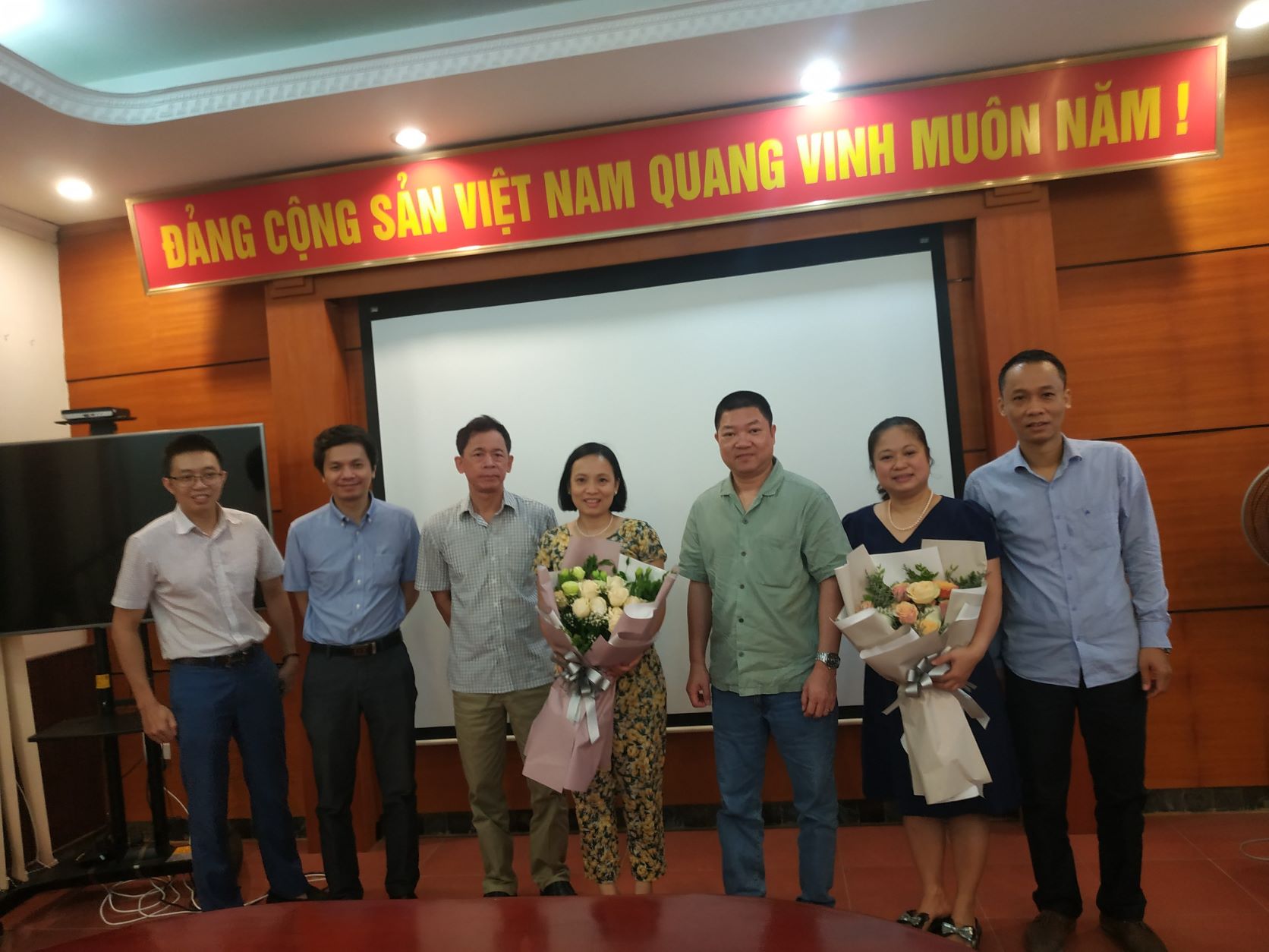 Viện Cơ học trao quyết định Phó trưởng phòng Giảm nhẹ thiên tai cho ThS Dương Thị Thanh Hương